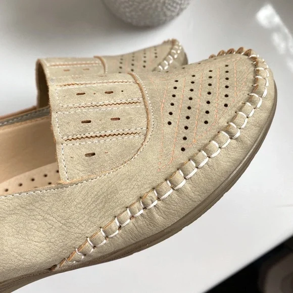 π SCANDI TAN PERFORATED STITCHED WEDGES! - Picture 5 of 13